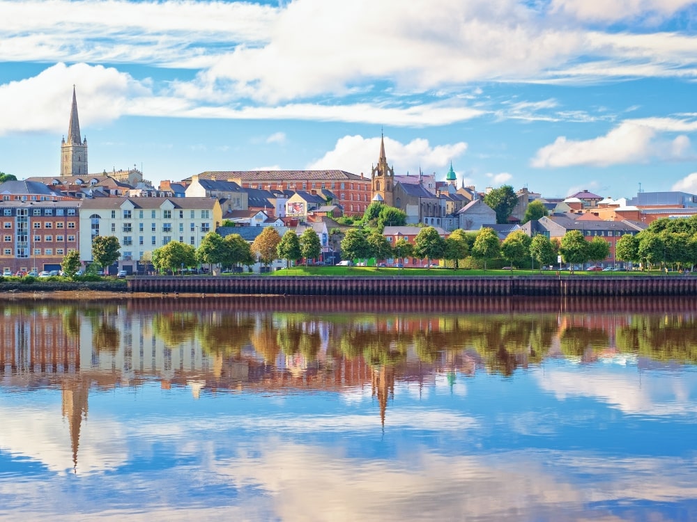 una città in irlanda sul lago